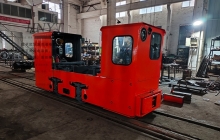 廣西變頻調(diào)速5噸蓄電池湘潭電機(jī)車裝車發(fā)貨